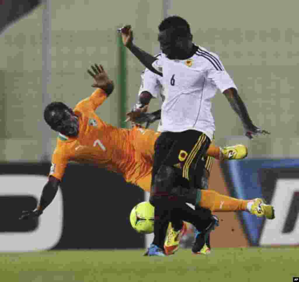 Seydou Doumbia (L) of Ivory Coast fights for the ball with Alves de Carvalho of Angola during their African Nations Cup soccer match in Malabo January 30, 2012.