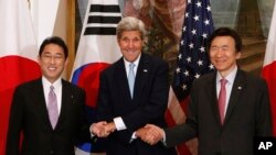 존 케리 미국 국무장관(가운데)과 윤병세 한국 외교장관(오른족), 기시다 후미오 일본 외무상이 29일 뉴욕 맨해튼에서 회담했다.