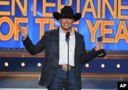 George Strait accepts the award for Entertainer of the Year at the 49th annual Academy of Country Music Awards at the MGM Grand Garden Arena in Las Vegas, April 6, 2014.