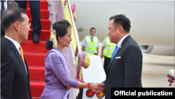 ASEAN ထိပ်သီးအစည်းအဝေး တက်လာတဲ့ နိုင်ငံတော်အတိုင် ပင်ခံပုဂ္ဂိုလ် ဒေါ်အောင်ဆန်းစုကြည် ကို ထိုင်းဒုတိယ ဝန်ကြီးချုပ် Anutin Charnvirakul က လာရောက်ကြိုဆို (ဓါတ်ပုံ-ASEAN)