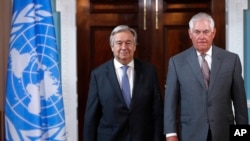 وزیر خارجه آمریکا در کنار دبیر کل سازمان ملل؛ آمریکا تصمیم به خروج از پیمان پاریس را به دبیرکل اعلام کرده است.