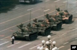 지난 1989년 6월 5일 중국 베이징 중심가 창안제에서 남성이 맨몸으로 중국군 탱크들을 막아서고 있다.