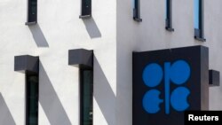 រូប​ផ្លាក​សញ្ញា​នៃ​អង្គការនៃ​ក្រុម​ប្រទេសនាំប្រេងចេញ (OPEC) នា​ឯ​ទីស្នាក់​ការ​កណ្តាល​ក្នុង​ទីក្រុង Vienna កាល​ពី​ថ្ងៃ​ទី​១០​ ខែ​មិថុនា ឆ្នាំ​២០១៤។