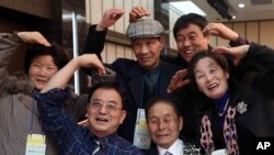 Peserta reuni keluarga antara warga Korea Utara dan Selatan yang terpisah puluhan tahun di Korea Utara. (AP/Yonhap, Lee Ji-eun)