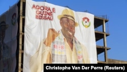 Um cartaz do candidato presidencial Domingos Simões Pereira num prédio da Guiné-Bissau. 21 Novembro 2019