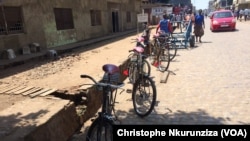 Des vélos dans les rues de la capitale Bujumbura, au Burundi, le 28 novembre 2016. (VOA/Christophe Nkurunziza)