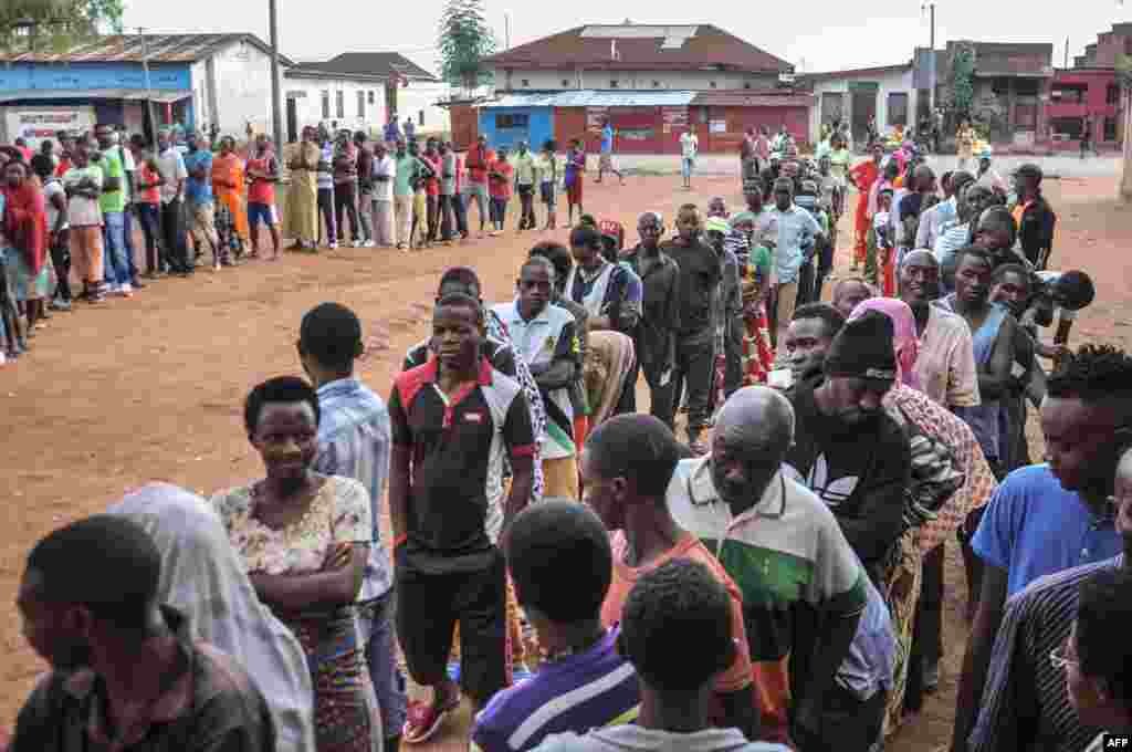 Les gens attendent pour voter sur la réforme constitutionnelle controversée à Ngozi, dans le nord du Burundi, le 17 mai 2018.