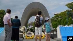 원폭투아 72주기를 맞은 6일 히로시마 평화 추모 공원을 찾은 방문객들이 추모하고 있다. 