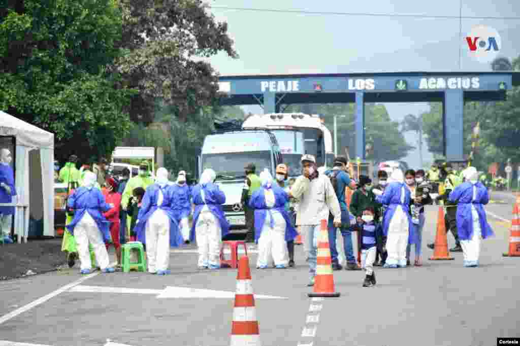 En el municipio de Los Patios, específicamente en el peaje Los Acacios, se adelantaron labores de desinfección y control sanitario a 20&nbsp;vehículos donde se transportaban los migrantes. 