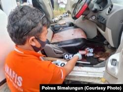 Polisi saat melakukan olah tempat kejadian perkara tewasnya seorang pemimpin redaksi media daring lokal di Kabupaten Simalungun, Sumatera Utara, Sabtu, 19 Juni 2021. (Foto: Polres Simalungun)