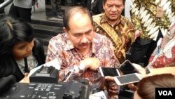 Kepala PPATK Kiagus Ahmad Badaruddin memberikan penjelasan kepada media di kantor PPATK, Jakarta Selasa 29 Agustus 2017. (Foto: VOA/Andylala)