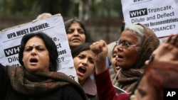 Các nhà hoạt động từ các tổ chức phụ nữ khác nhau hô khẩu hiệu chống chính phủ trong cuộc biểu tình tại New Delhi, Ấn Độ, ngày 4/2/2013.