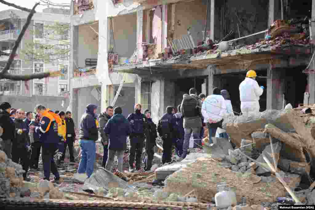Diyarbakırın polis məntəqəsinə bomba hücumu