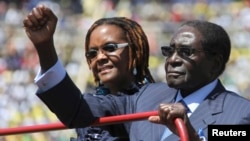 지난 22일, 아내와 함께 대통령 취임식장에 도착하는 로버트 무가베 짐바브웨 대통령.
