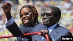 FILE: Zimbabwe President Robert Mugabe and his wife Grace arrive for his inauguration as President, in Harare, August 22, 2013. 