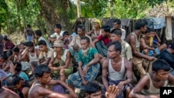Wasu 'yan gudun hijirar Rohingya a kan iyakar kasar Bangladesh 
