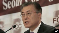 Possible South Korean presidential contender Moon Jae-in speaks during a press conference at the Seoul Foreign Correspondents Club in Seoul, South Korea, Dec. 15, 2016. 