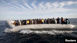 Мігранти на надувному човні в Середземному морі