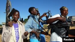 Un groupe d'enfants soldats de l'Union des patriotes congolais (UPC) à Bunia, en RDC, le 17 mai 2003.