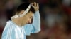 Lionel Messi yana cire tasa lambar azurfa da aka ba &#39;yan wasan kasar Argentina, bayan da suka zo na biyu a gasar Copa America. &#39;Yan Chile suka doke su suka dauki kofin da kuma lambar zinare.