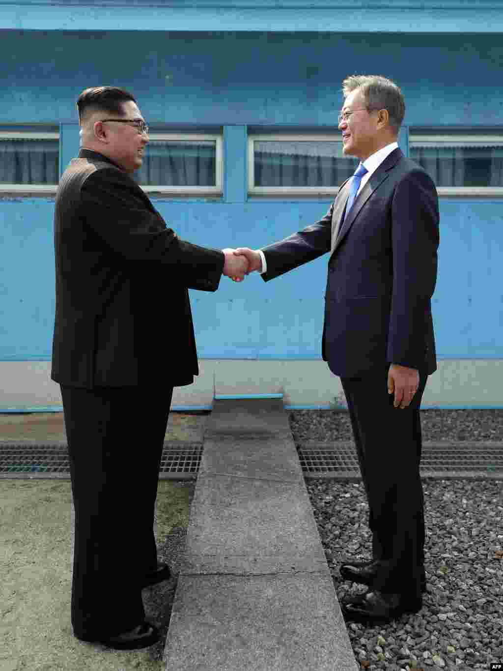 رهبران دو کره در منطقه صفر مرزی و حائل بین دو کشور با هم دیدار کردند.