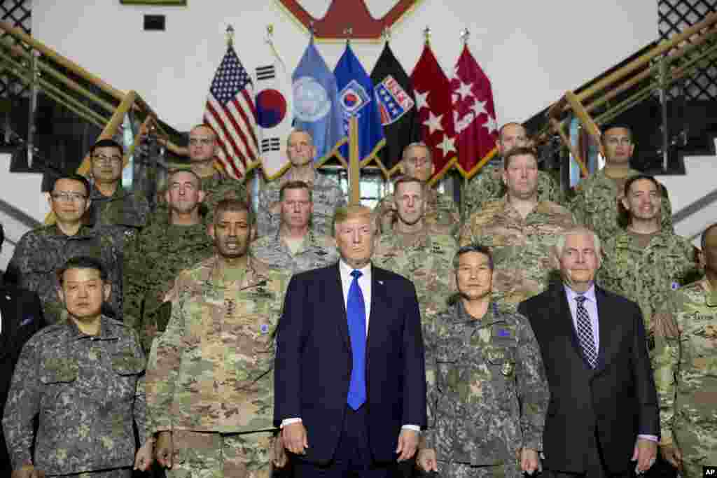 도널드 트럼프 미국 대통령이 렉스 틸러슨 국무장관, 빈스 브룩스 주한미군사령관과 함께 7일 한국 평택의 캠프험프리스 미8군 사령부를 방문하고 미한 지휘관들과 기념촬영을 했다.