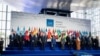 Sejumlah pemimpin dunia, termasuk Presiden Joko Widodo, foto bersama di KTT G20 ada 30 Oktober 2021. (Foto: AFP)