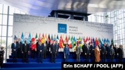 Sejumlah pemimpin dunia, termasuk Presiden Joko Widodo, foto bersama di KTT G20 ada 30 Oktober 2021. (Foto: AFP)