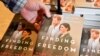 Seorang memegang buku’ Finding Freedom', biografi tidak resmi tentang Pangeran Harry dan Meghan, Inggris, 12 Agustus 2020. Duchess of Sussex akan menerbitkan buku anak-anak bulan depan, berjudul "The Bench." (Foto: REUTERS/Toby Melville)