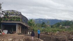 Rumah warga Dusun Sambong, Desa Bulukerto, Kota Batu, Jawa Timur, yang diatasnya terdapat greenhouse, rusak akibat hantaman banjir bandang yang melanda wilayah tersebut pada awal November lalu. Foto diambil pada 11 November 2021. (Foto: VOA/Petrus Riski)