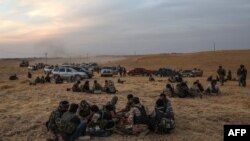 土耳其支持的叙利亚反政府武装在叙北边境城市曼比季北边集结。(2019年10月14日)