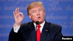 Ứng cử viên Ðảng Cộng hòa Donald Trump phát biểu trong cuộc tranh luận tổng thống cuối cùng với ứng cử viên Ðảng Dân chủ Hillary Clinton tại Las Vegas, Nevada, 19/10/2016.