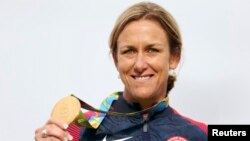  Cyclist Kristin Armstrong of the United States poses with her gold medal, Rio de Janeiro, Brazil, Aug. 10, 2016.