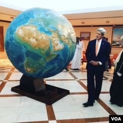 Secretary of State John Kerry admires a giant globe in the lobby of Oman's Ministry of Foreign Affairs prior to talks about the war in neighboring Yemen, in Muscat, Oman, Nov. 14, 2016. (S. Herman/VOA)