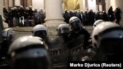 Policijske snage u opremi za razbijanje demonstracija, tokom antivladinog protesta ispred Doma Narodne skupštine u Beogradu, 10. jula 2020. (Foto: Rojters, Marko Đurica)