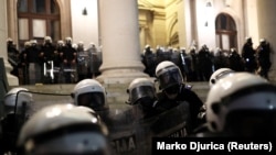 Serbia, Beograd, polisi anti huru hara berdiri dalam formasi ketika para demonstran berkumpul selama protes anti-pemerintah di tengah penyebaran virus corona. (Foto: Reuters/Marko Djurica)