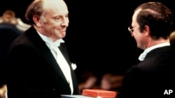 Иосифу Бродскому вручают Нобелевскую премию