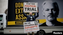 Activistas en Gran Bretaña protestan contra la extradición de Julián Assange a EE. UU. en Londres el 8 de septiembre de 2020.