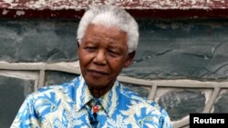 Nelson Mandela sering mengenakan baju bermotif batik dalam berbagi peristiwa (foto: dok). 