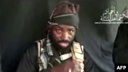 Gambar yang diambil dari video yang diunggah di YouTube tanggal 25 September 2016 ini, menampilkan pemimpin Boko Haram Abubakar Shekau, saat memberikan keterangan mengenai keberadaan dirinya di suatu tempat yang tidak disebutkan. (AFP PHOTO / BOKO HARAM)