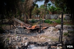 The remains of a house burned down in early February is shown in the PK5 neighborhood of Bangui after the killing by state security forces of a Muslim gang leader. (Z. Baddorf/VOA)