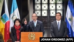 Ex-presidente da Guatemala, Alvaro Colom, em conferência de imprensa e secretário pessoal Gustavo Alejos (Jan.2010, arquivo)