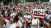 Des manifestants de l'opposition se sont réunis contre le président Nicolas Maduro, à Caracas, au Venezuela, le 15 avril 2017.