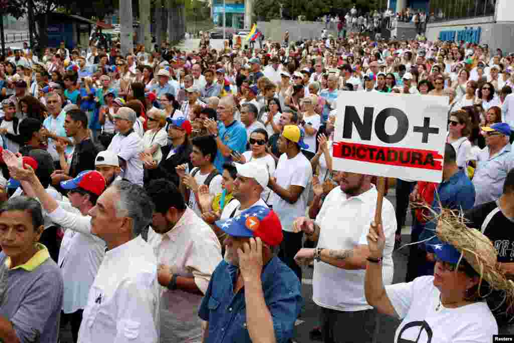 Miles de personas de la oposición salen a marchar hasta la defensoría del pueblo para exigir elecciones de inmediato.