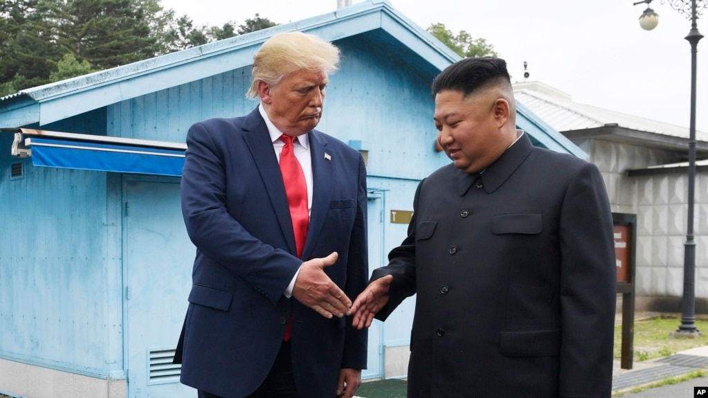 美国总统特朗普和朝鲜领导人金正恩2019年6月30日在板门店非军事区握手会谈。