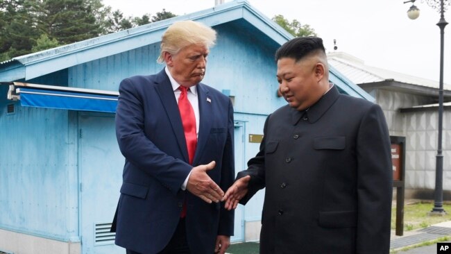 资料照：美国总统特朗普和朝鲜领导人金正恩在板门店会晤握手。（2020年1月11日）