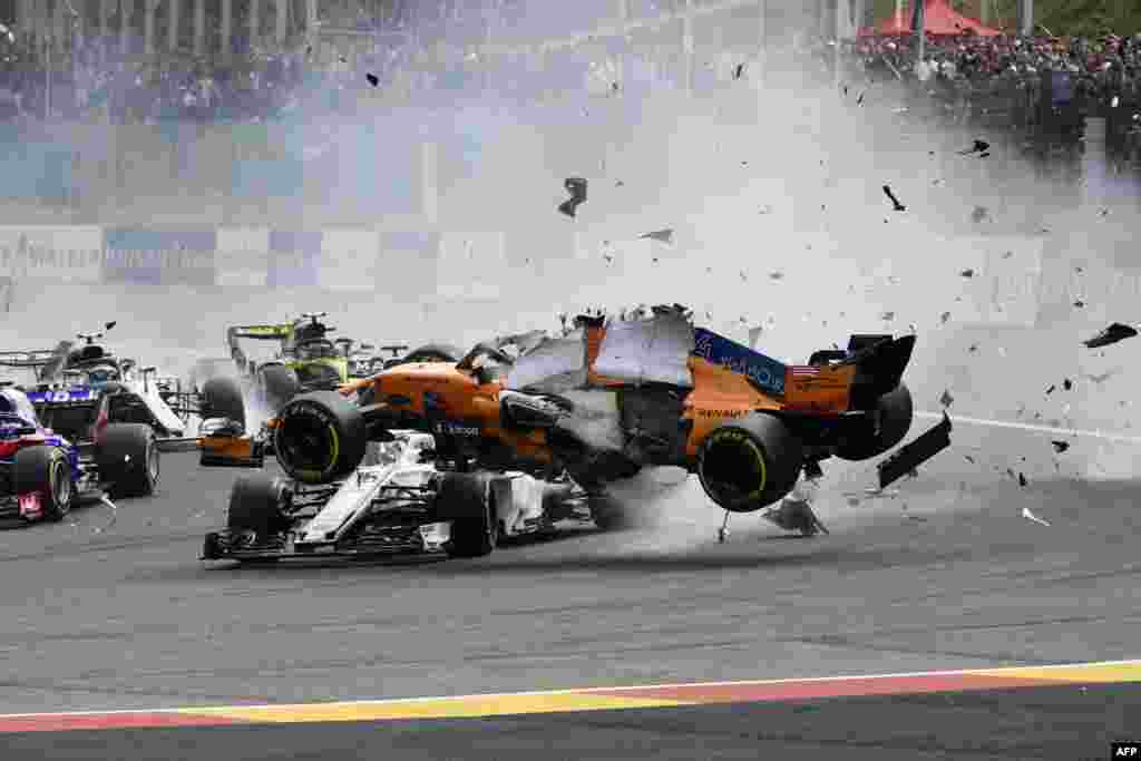 កីឡាករ Fernando Alonso មក​ពី​អេស្ប៉ាញ​បុក​គ្នា​នៅ​ក្នុង​ពេល​ប្រណាំង​រថយន្ត Belgian Formula One Grand Prix នៅ​ទីលាន Spa-Francorchamps ក្នុង​ក្រុង Spa ប្រទេស​ប៊ែលហ្ស៊ិក។