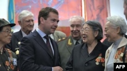 Дмитрий Медведев беседует с российскими и китайскими ветеранами