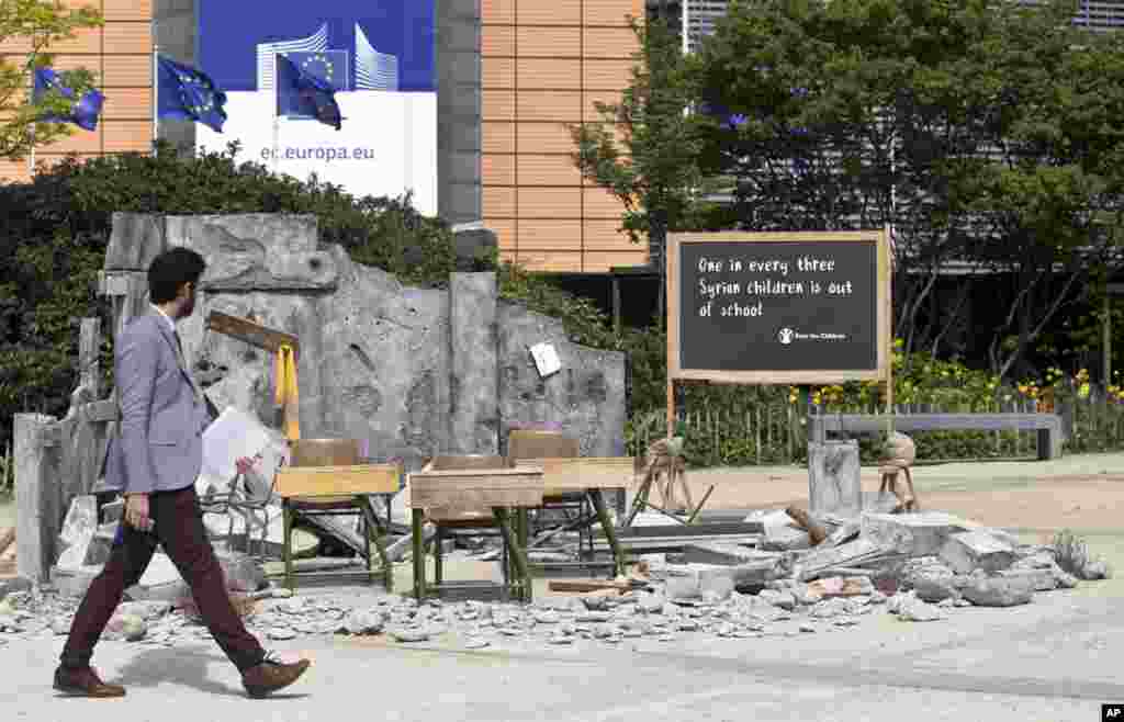 벨기에 브뤼셀의 유럽연합(EU) 본부 앞에 NGO가 재현한 시리아의 폭파된 교실 조형물이 설치돼 있다.