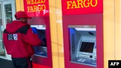 Un client bancaire devant un guichet automatique à Wells Fargo à Washington, DC, 24 mars 2017.